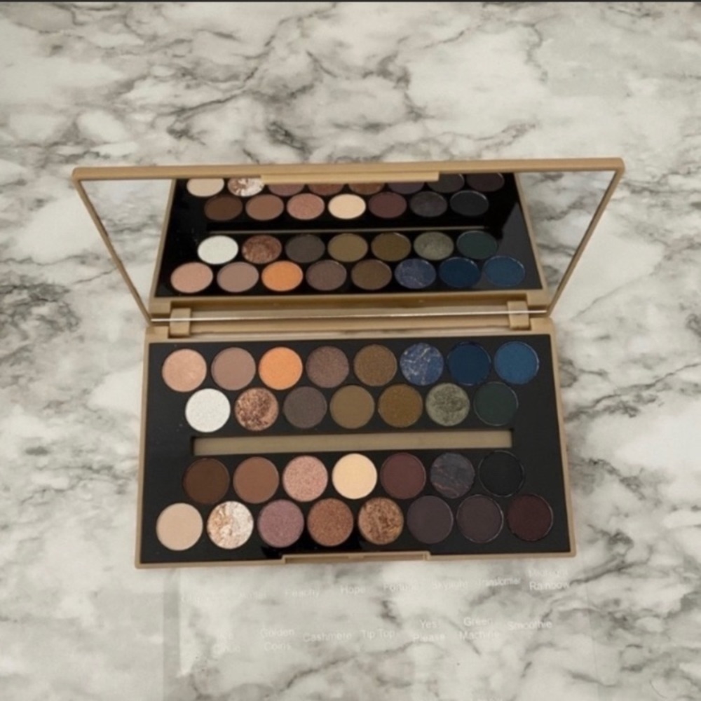 ❌Makeup Revolution Eyeshadow Pallet
